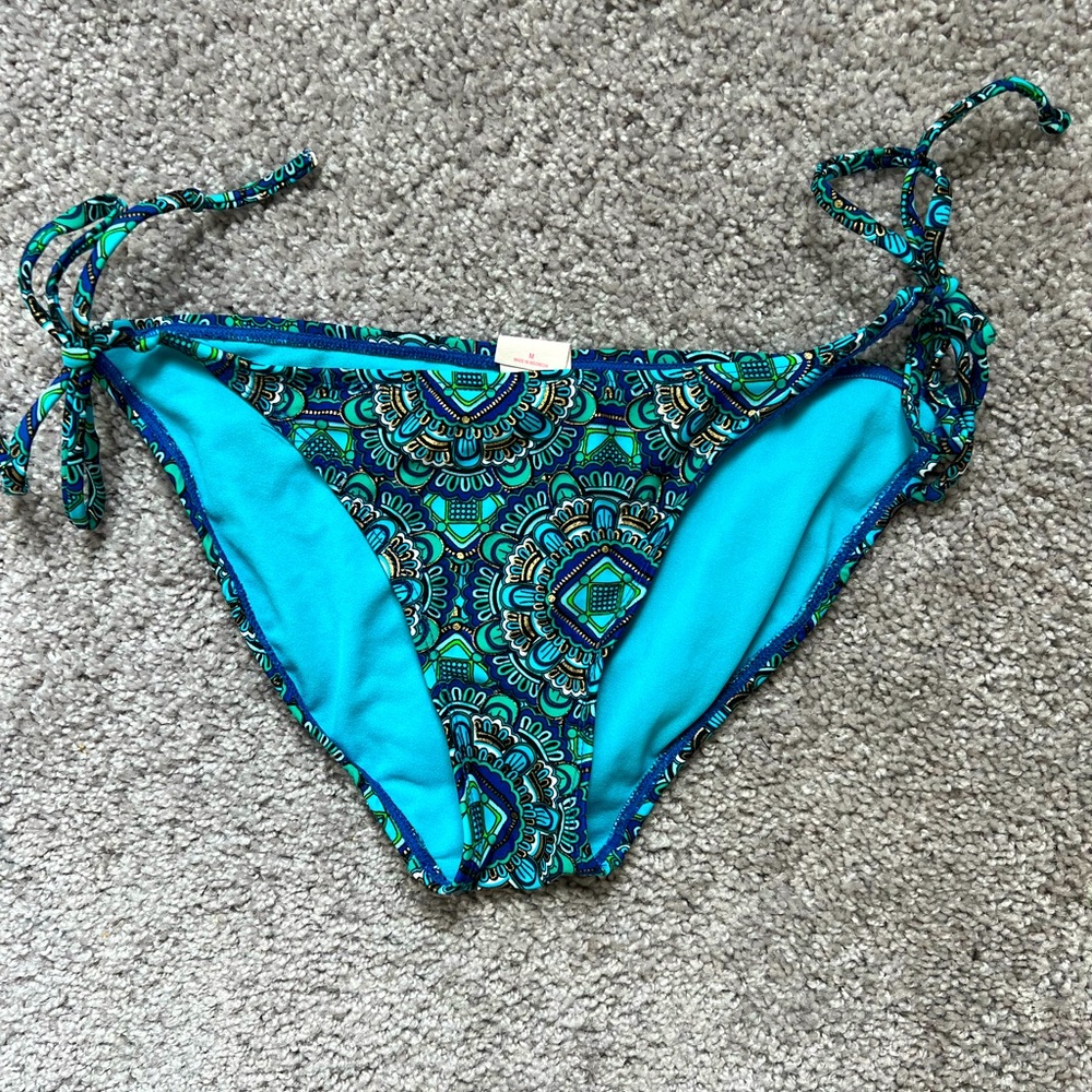 Bikini - Picture 3 of 5